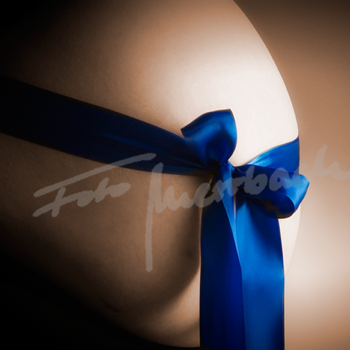 >Babybauch mit Schleife