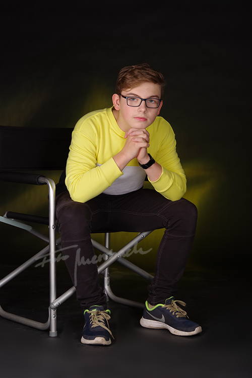 Junge im Stuhl